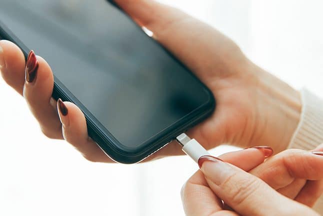 iphone 充電 が 増え ない時の対処法!スムーズな充電復活のコツ 1 iphone e58585e99bbb e3818c e5a297e38188 e381aae38184e69982e381aee5afbee587a6e6b395efbc81e382b9e383a0e383bce382bae381aae58585e99bbbe5bea9