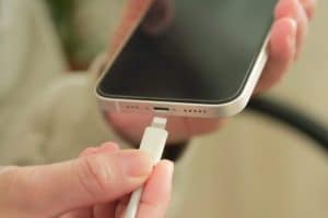 iPhone充電ポート掃除で接触改善!安全なメンテナンス 6 iPhone充電ポート掃除で接触改善!安全なメンテナンス